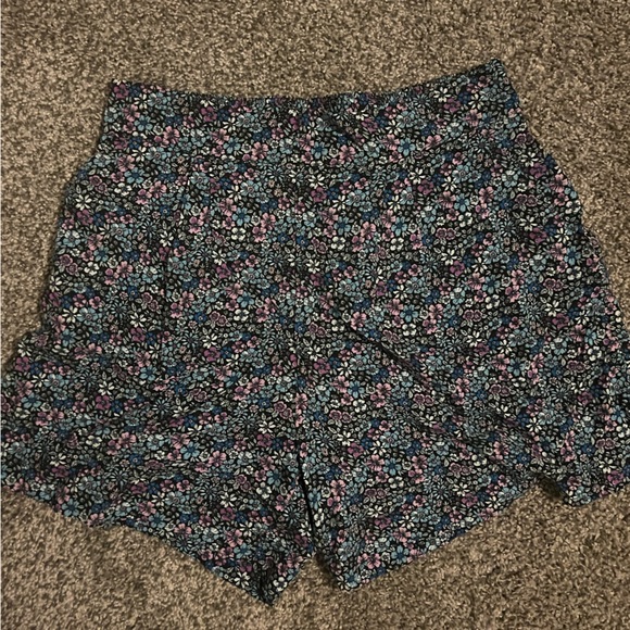 Suzy Shier Dressy Floral Shorts - Medium - NEW WITH TAG - Picture 1 of 3